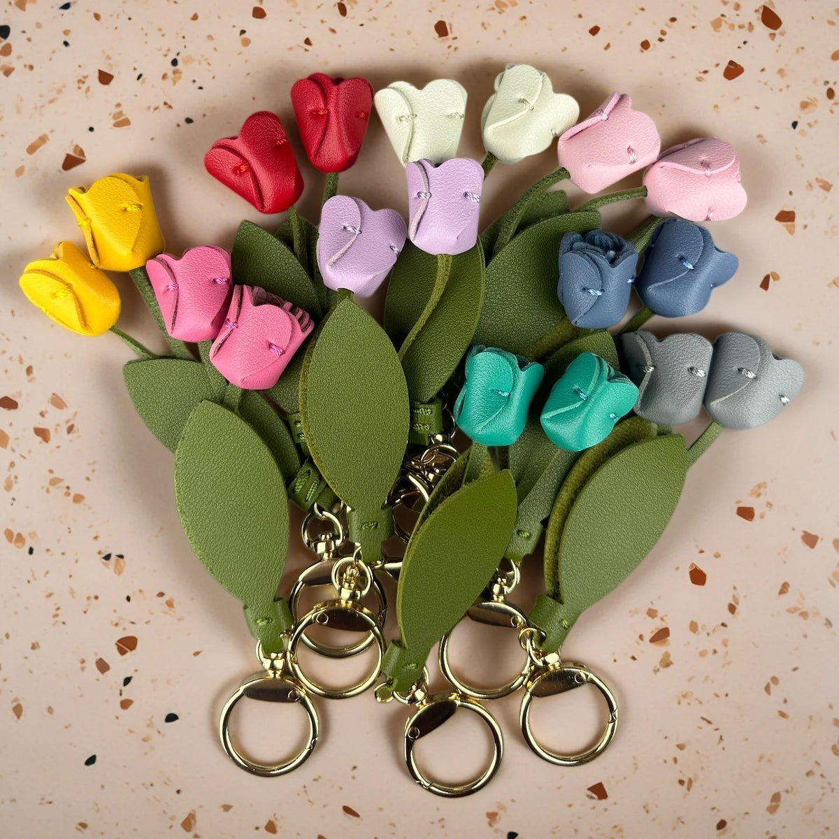 porte clés décoration florale tulipes feuilles vert jaune rose rouge bleu gris violet anneaux