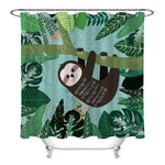 Rideau de douche au design jungle avec un motif de paresseux suspendu à une branche, entouré de feuillages tropicaux et de fleurs colorées. Idéal pour une salle de bain à l'ambiance exotique et ludique.