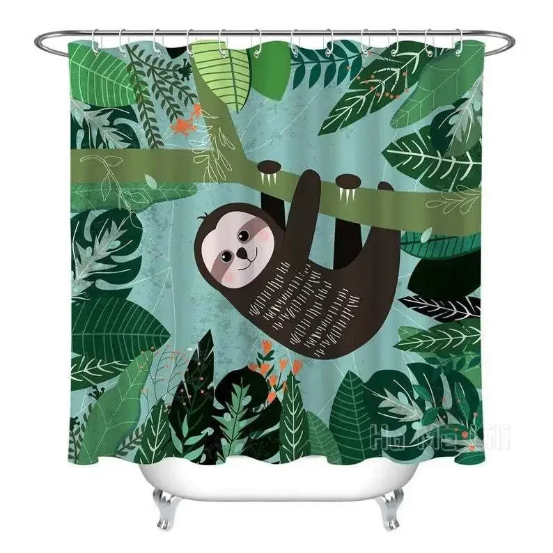 Rideau de douche au design jungle avec un motif de paresseux suspendu à une branche, entouré de feuillages tropicaux et de fleurs colorées. Idéal pour une salle de bain à l'ambiance exotique et ludique.