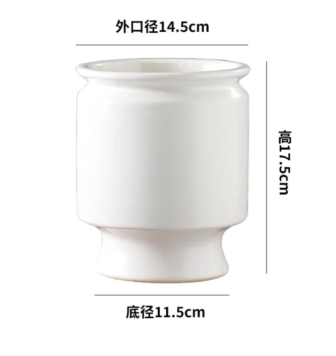 Vase en céramique blanche d'une hauteur de 17,5 cm et d'un diamètre de 14,5 cm.