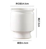 Vase en céramique blanche d'une hauteur de 17,5 cm et d'un diamètre de 14,5 cm.