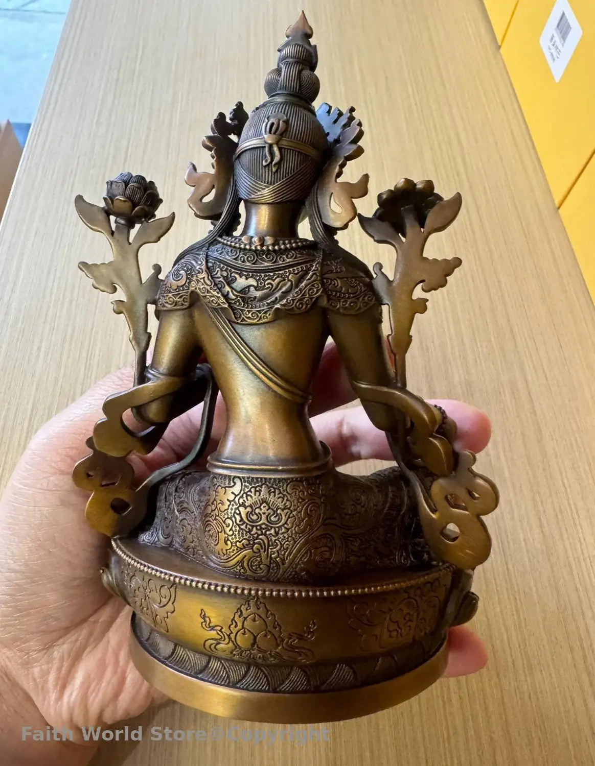 statue divinité bouddhiste bronze 15cm décoration florale motifs gravés base ornée traditionnel tibétain