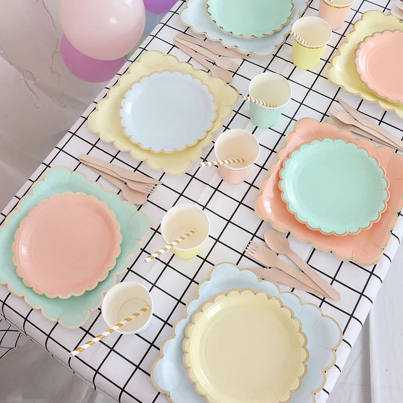assiettes papier blanc rose vert menthe bordure dorée moderne tasses baguettes plastique festives