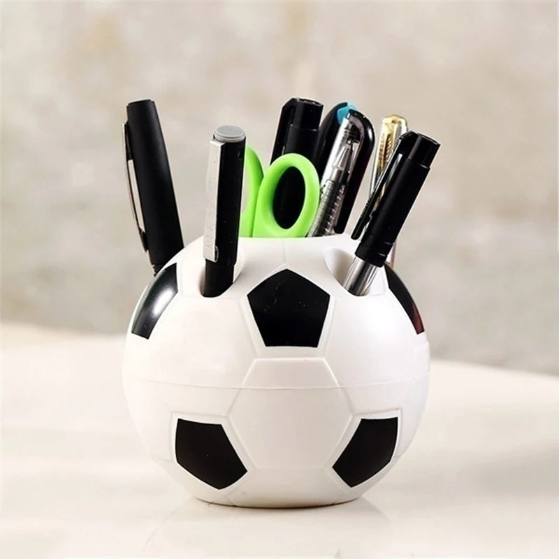 porte stylos plastique forme ballon football hexagones rouge noir décoration chambre sportive