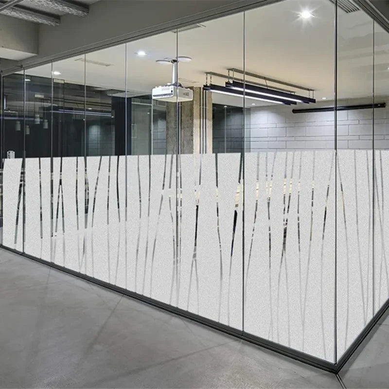 film décoratif fenêtre rayures noires adhésif protection uv isolation thermique moderne blanc gris clair