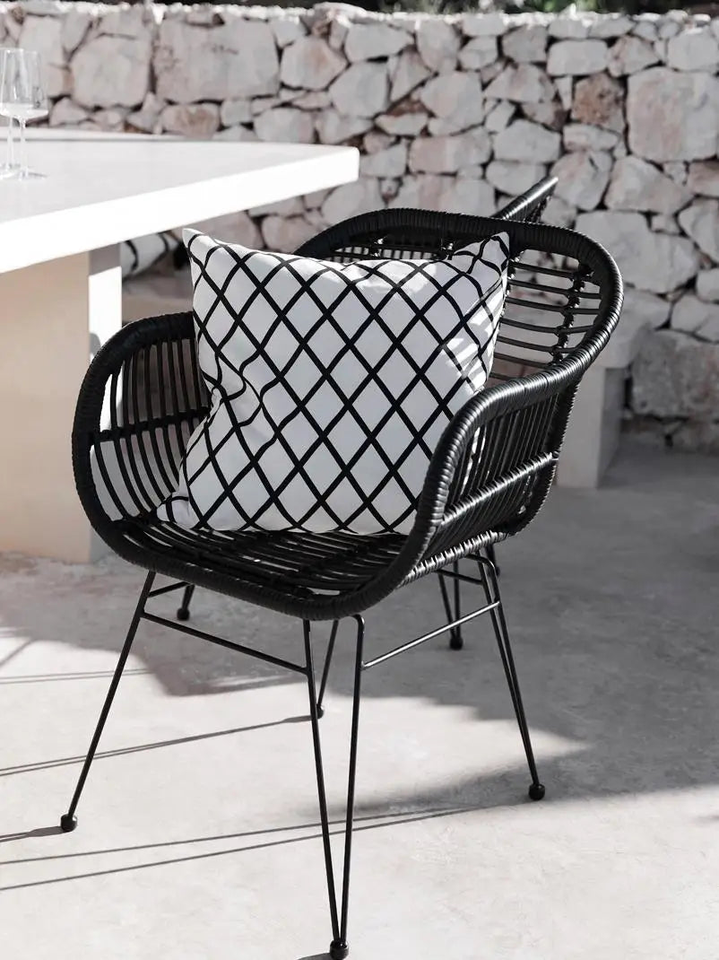 chaise moderne rotin tressée coussin noir blanc beige