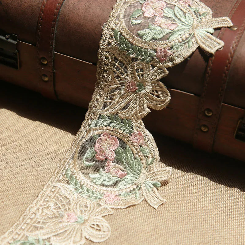 ruban dentelle fleurs roses feuilles vertes classique romantique blanc rose clair vert pastel