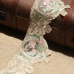 ruban dentelle fleurs roses feuilles vertes classique romantique blanc rose clair vert pastel
