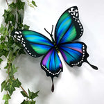 Autocollant papillon 3D appliqué sur un mur de salon moderne