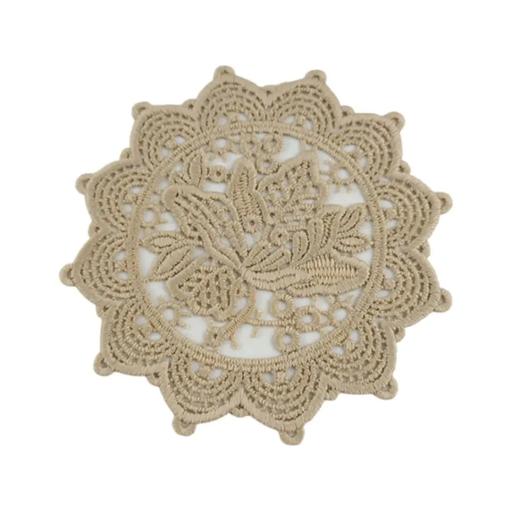 serviettes table vintage brodées fleurs dentelées beige rose clair blanc romantique