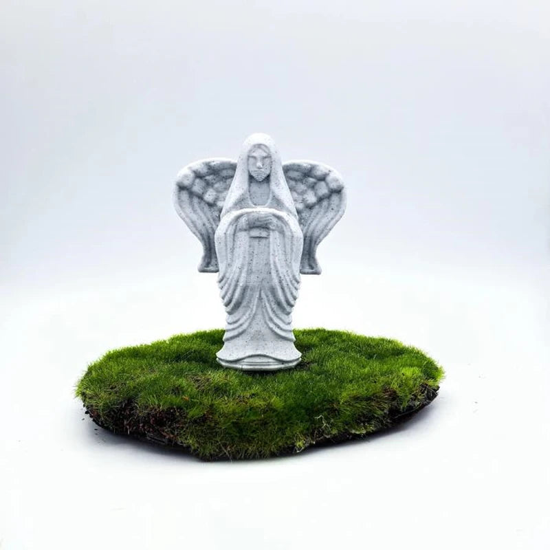 statue ange blanc pierreux decoratif mousse verte plante succulente base bois