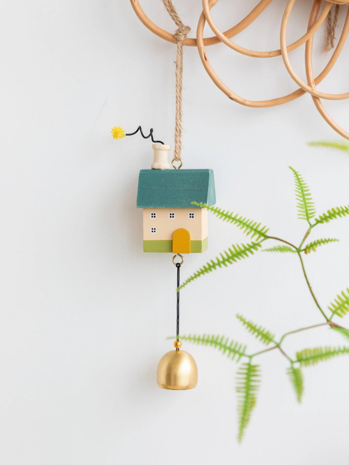 mobiles décoratifs bois fleurs oiseaux nuages cloches cordelettes moderne vert beige doré GOOD LUCK