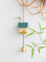 mobiles décoratifs bois fleurs oiseaux nuages cloches cordelettes moderne vert beige doré GOOD LUCK