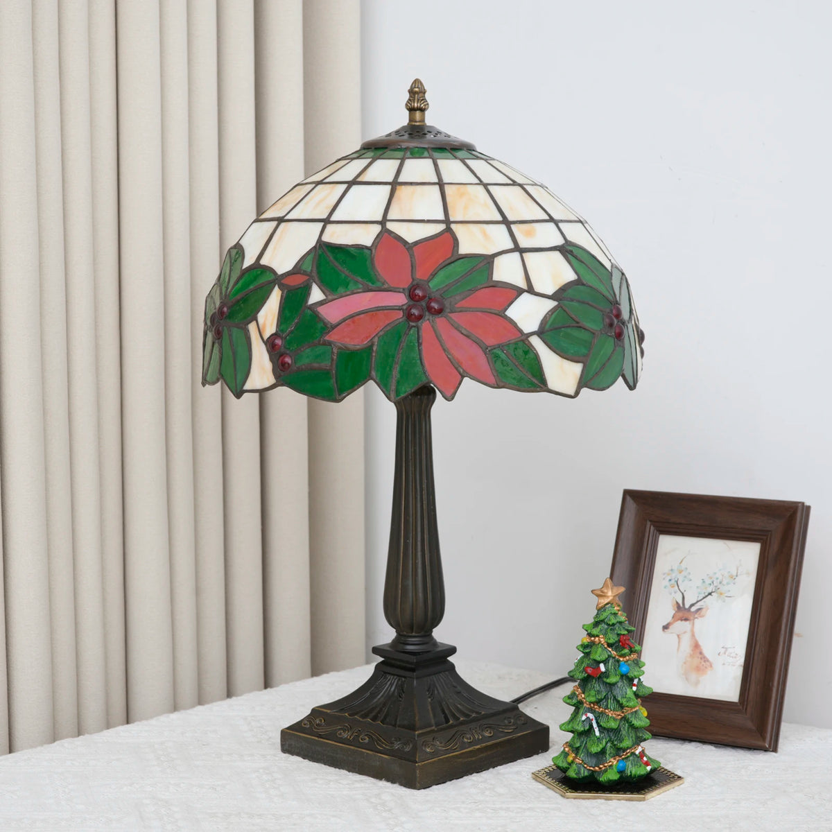 lampe table tiffany fleurs stylisées motifs géométriques vert rouge beige