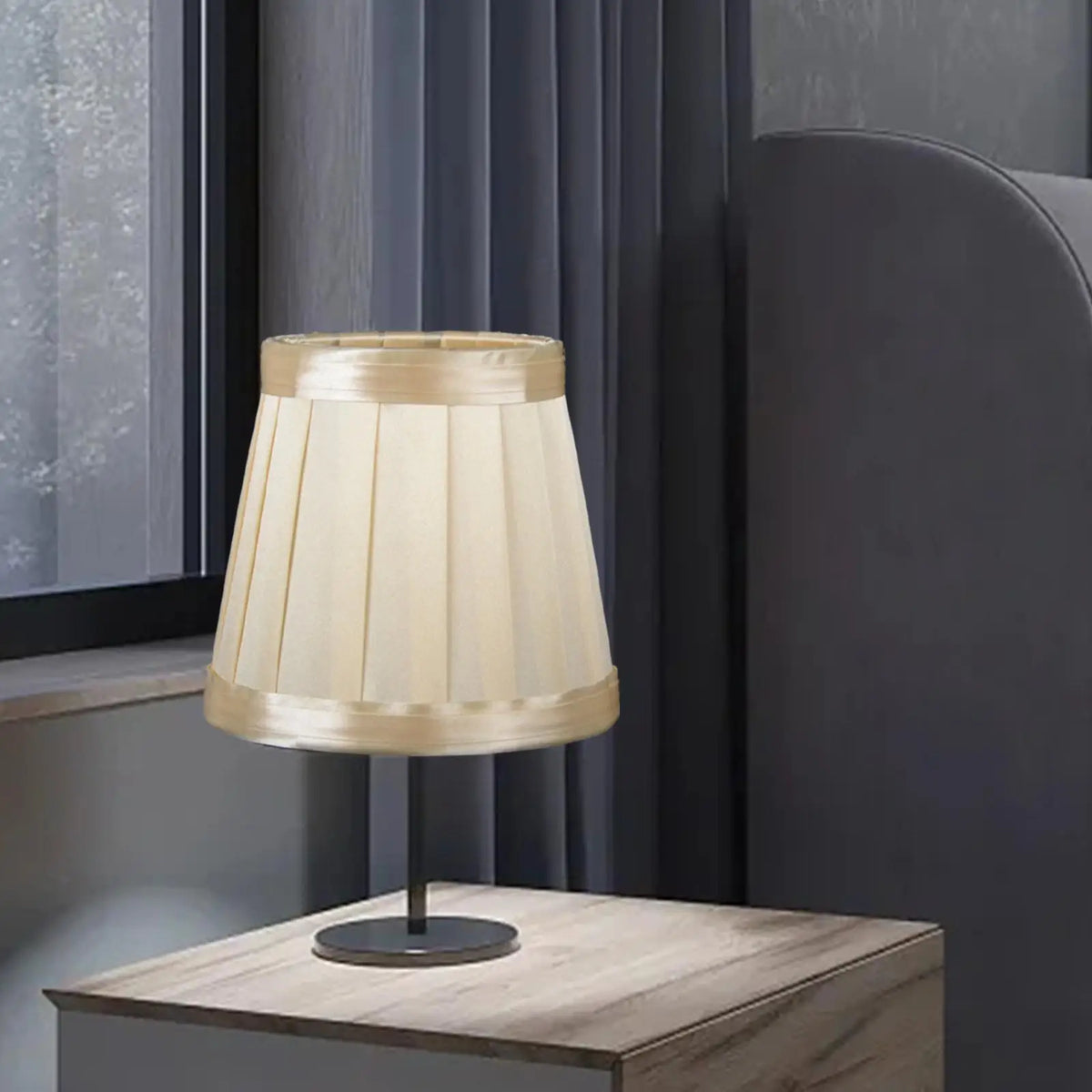 lampe table beige plissée classique abatjour tissu opaque élégante décoration maison fixe base solide