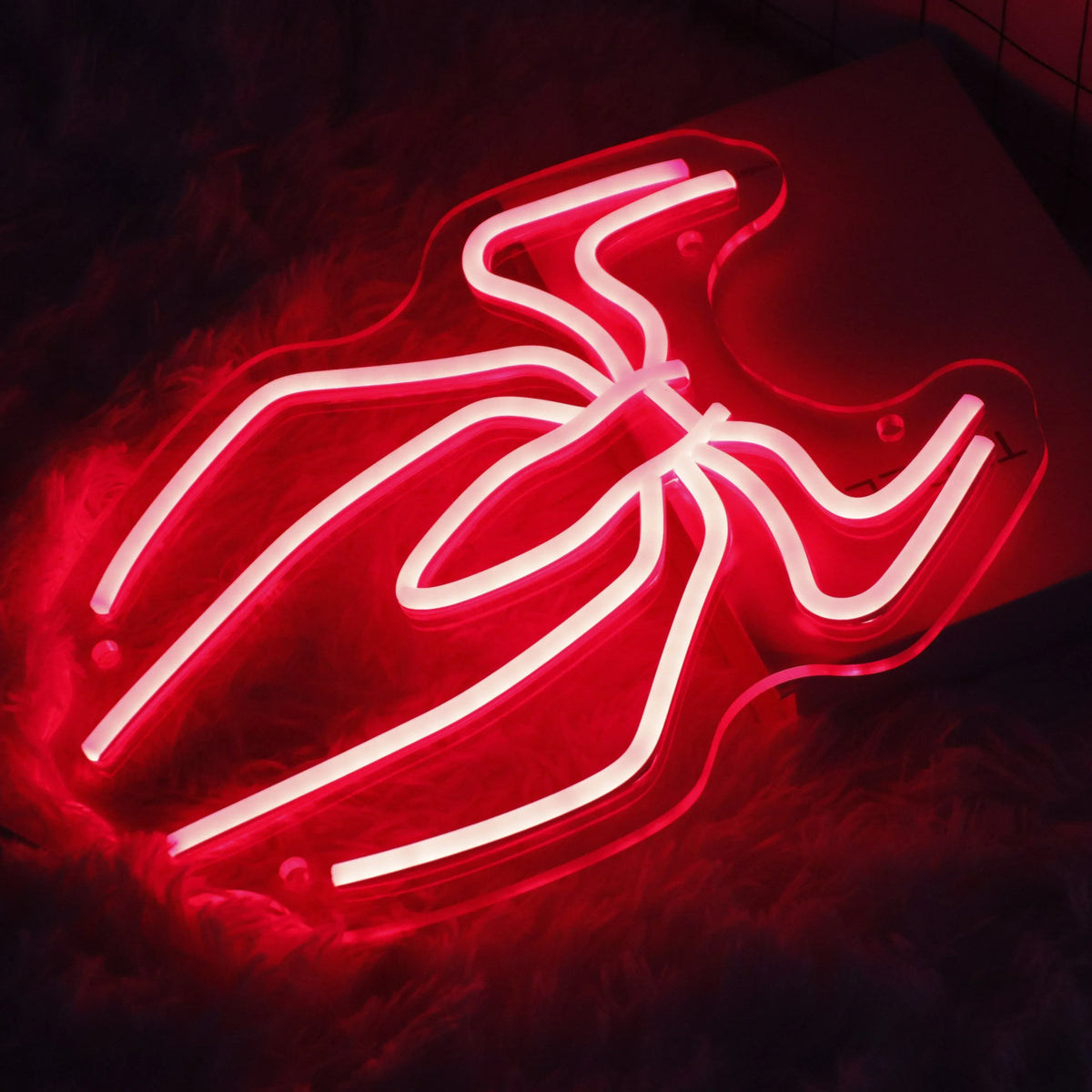 Enseigne Spider Anime LED éclairant un mur dans un bar ou espace détente