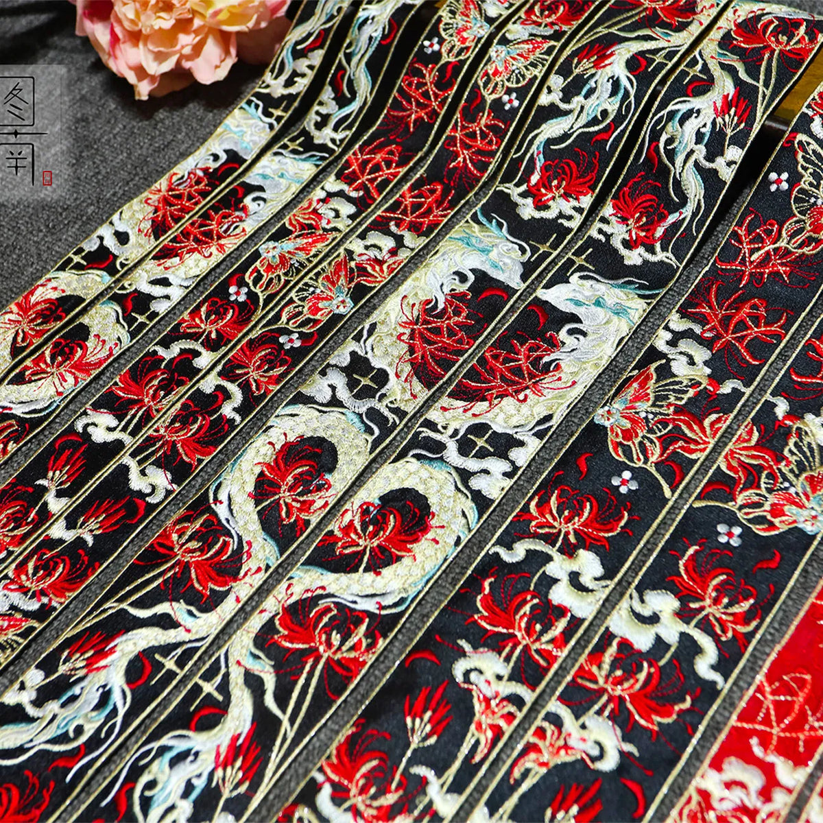 ruban décoratif artisanal dragon stylisé fleurs motifs floraux rouge noir blanc doré