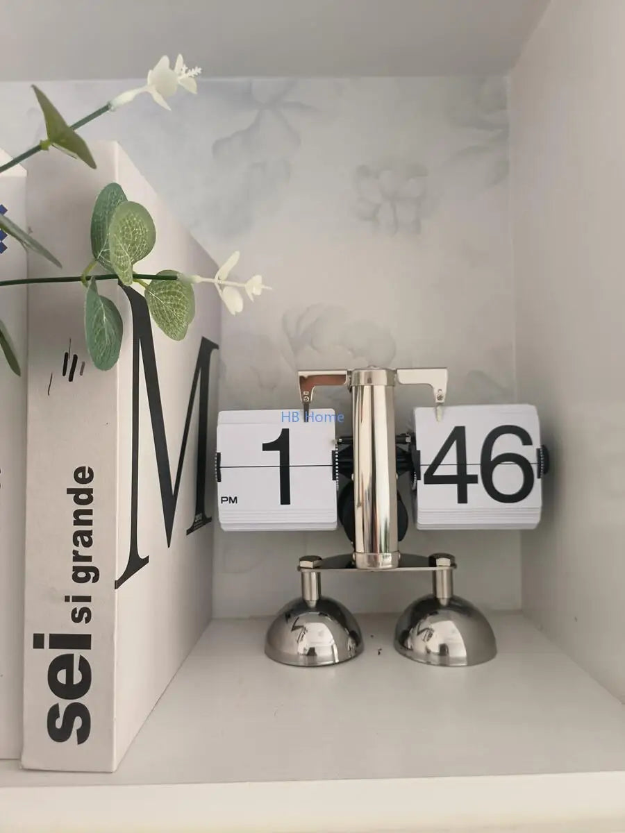 horloge numérique moderne horloge pieds boules chiffres noirs fond blanc métal brillant minimaliste affichage