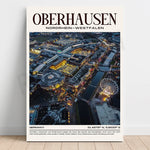Photographie aérienne spectaculaire de la ville d'Oberhausen en Allemagne, avec ses structures architecturales, ses parcs d'attractions et ses rivières illuminés de nuit.