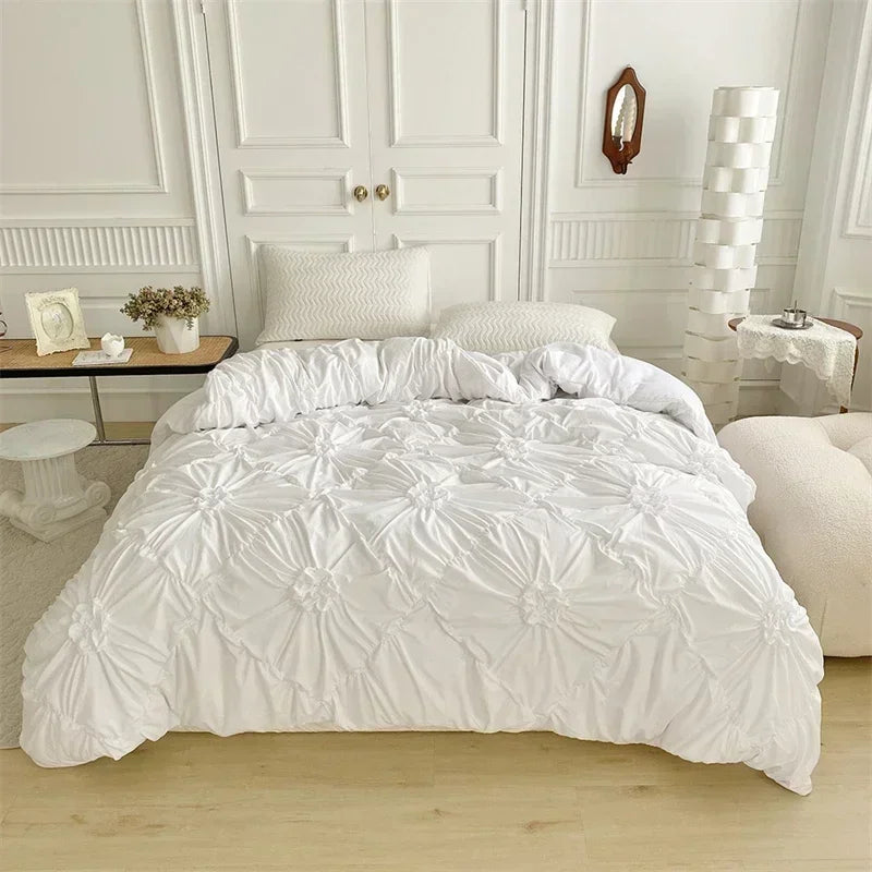 Détail de l'artisanat plissé de la housse de couette fleurs