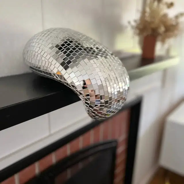 Détail de la texture en verre de la boule de Chang fondante