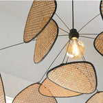 Suspension cannage dans un intérieur contemporain avec décoration naturelle