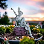 statue fée assise bronze gris vert texture rugueuse ailes ajourées fantastique decoratif jardinextérieur résistante