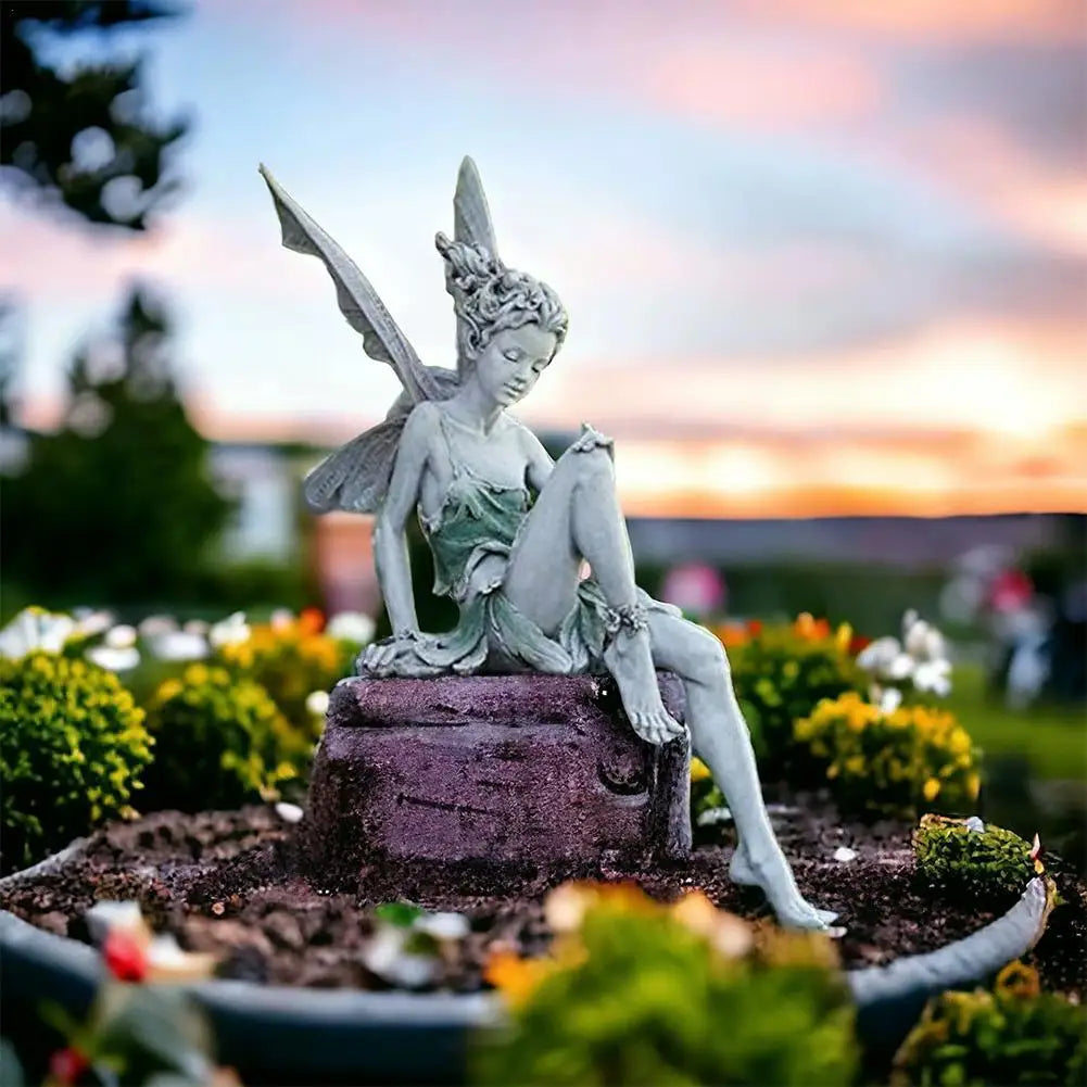 statue fée assise bronze gris vert texture rugueuse ailes ajourées fantastique decoratif jardinextérieur résistante