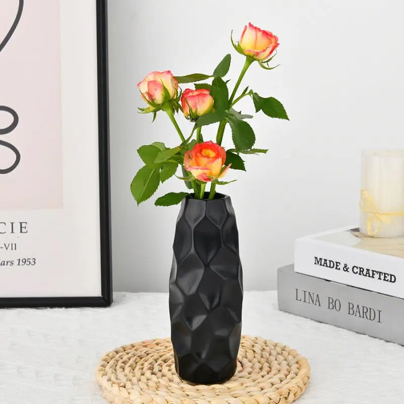 Vase résine texturée motif géométrique moderne noir or blanc roses