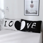Parure de lit sur un lit double dans une chambre décorée