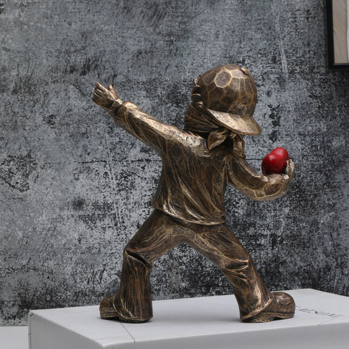 statuette enfant lançant cœur résine blanc bronze moderne décor intérieur collection figuration