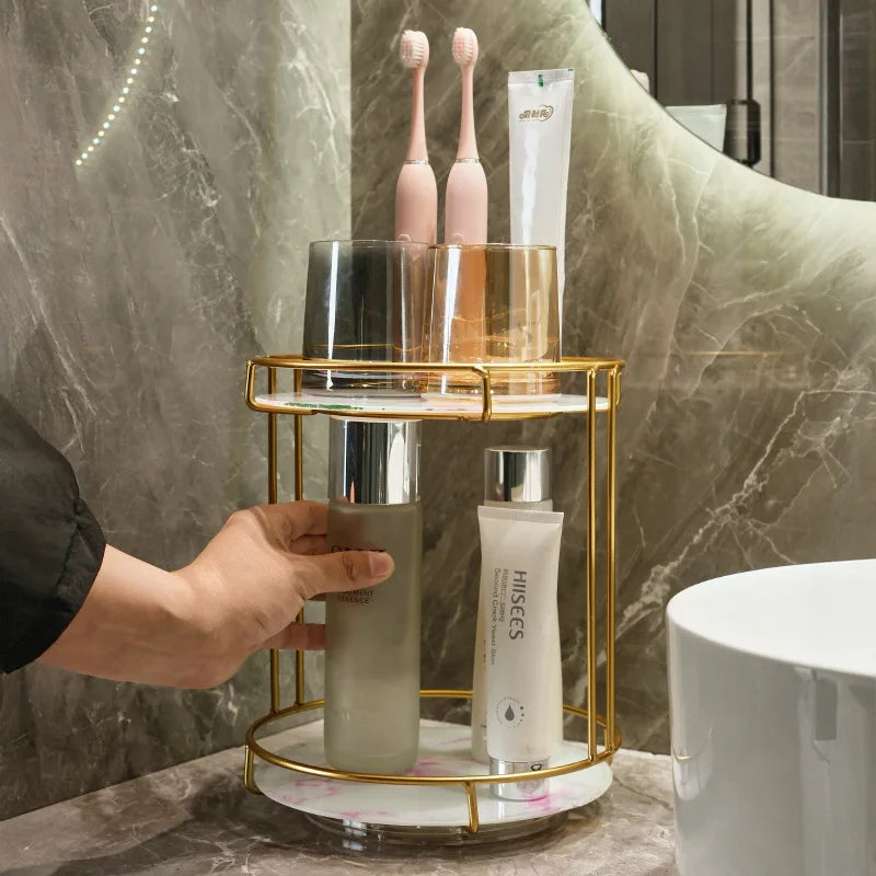 support rangement moderne or marbre cosmétiques flacons blancs roses élégant salle bain