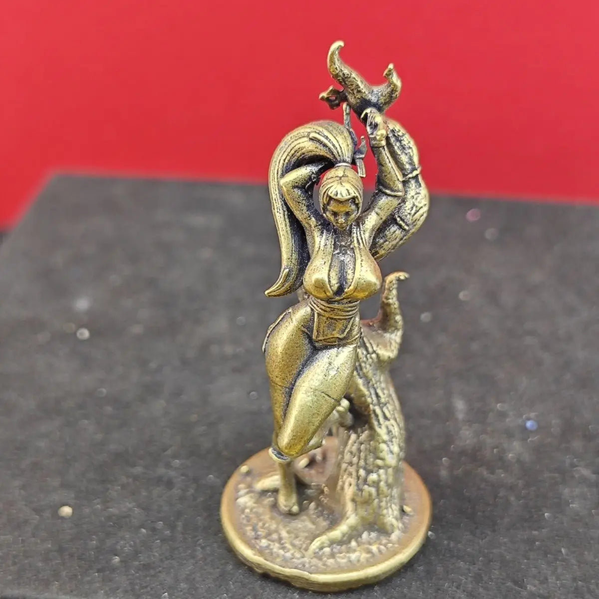 statue miniature femme combat reptile bronze doré détails sculptés base circulaire collection fantaisie ornement