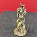 statue miniature femme combat reptile bronze doré détails sculptés base circulaire collection fantaisie ornement