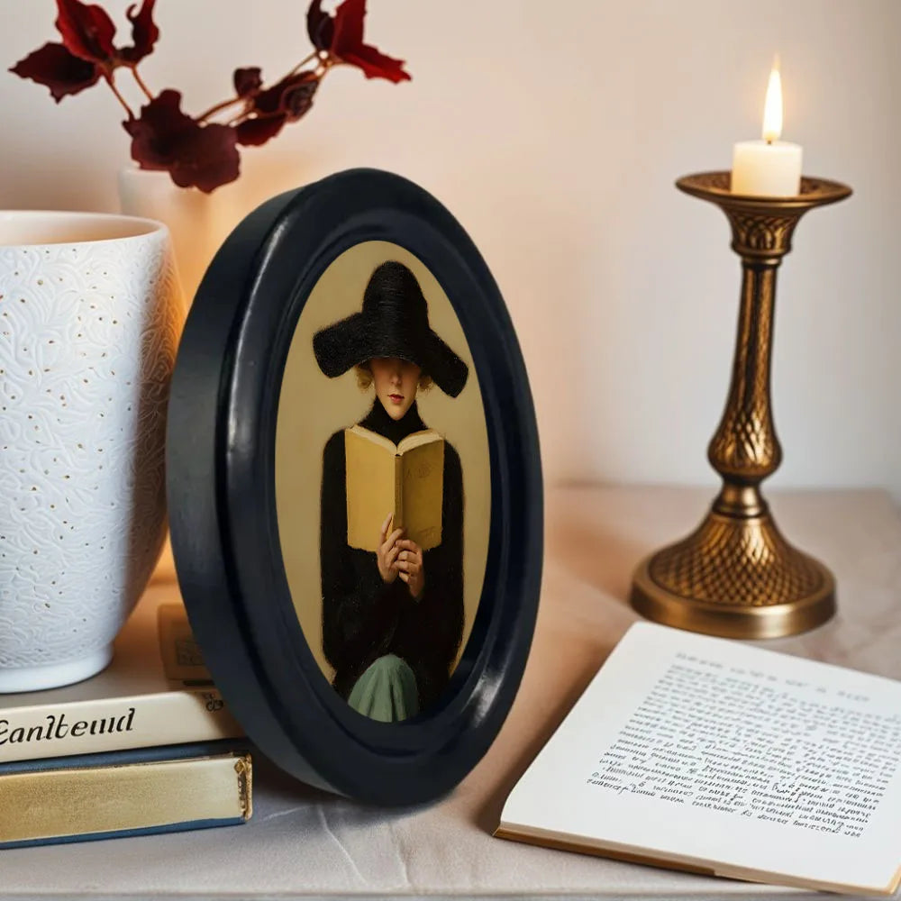 cadre photo ovale noir mat classique décoration murale bois femme lisant
