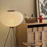 lampe pied japonais abat jour papier ondulé blanc orange lumière diffuse minimaliste chambre salon
