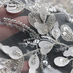 tissu décoratif gris clair feuilles relief sequins semi transparent brodé élégant polyester 150cm 128cm