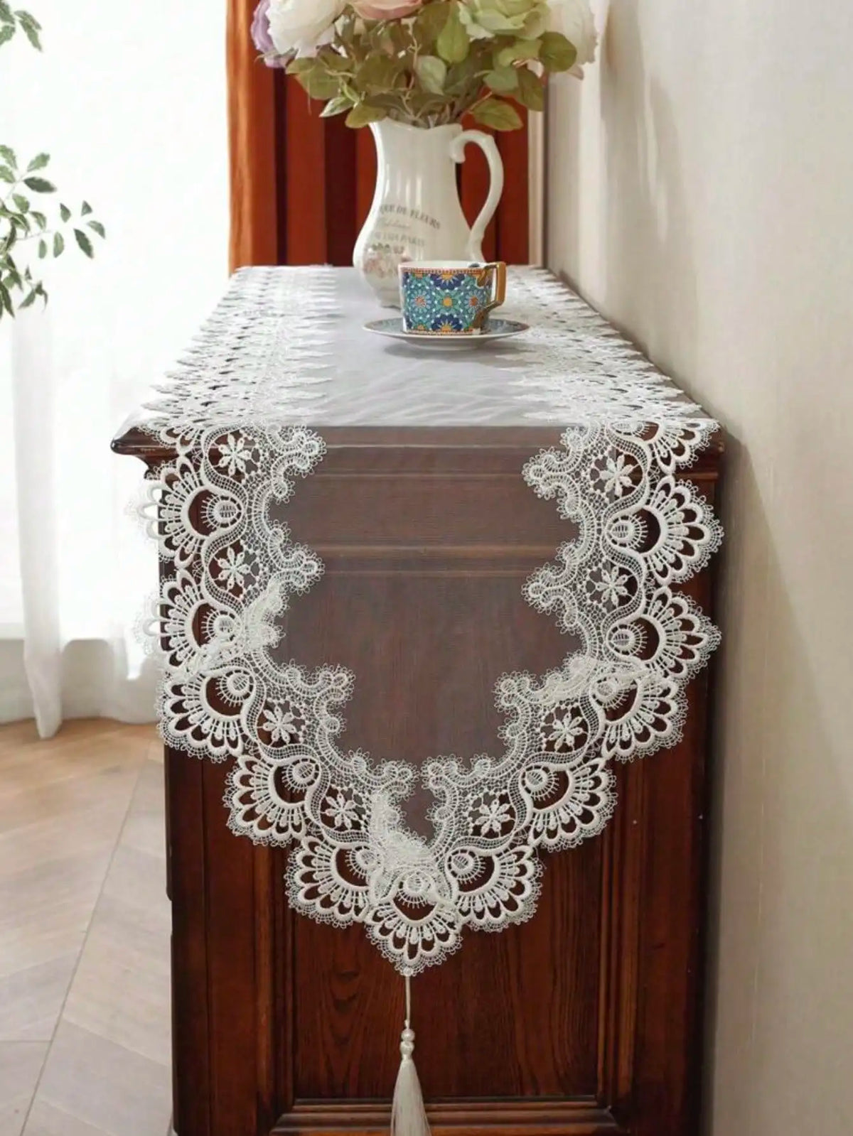 chemin table dentelle brodée blanc motif floral élégant décoration mariage fête maison
