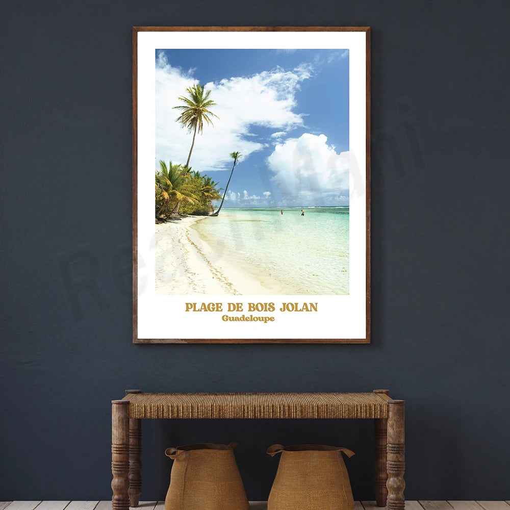 Une plage paradisiaque avec des palmiers et un lagon turquoise sous un ciel bleu nuageux dans la Guadeloupe.