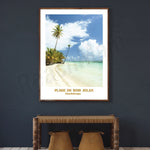 Une plage paradisiaque avec des palmiers et un lagon turquoise sous un ciel bleu nuageux dans la Guadeloupe.