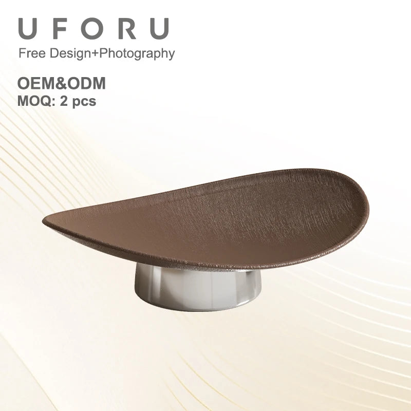 support plat moderne texture cuir couleur marron foncé base métallique élément décoration servir fruits