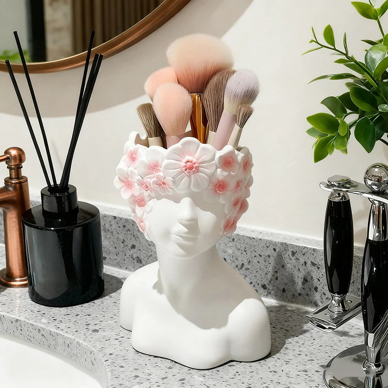 supports rangement pinceaux maquillage buste féminin fleurs décoratives miroirs palettes maquillage accessoires beauté salle