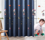 Rideau pour chambre d'enfant avec motif spatial bleu foncé, idéal pour décorer l'espace avec des dessins de fusées, d'astronautes et d'étoiles. Parfait pour stimuler l'imaginaire des petits passionnés de l'univers et créer une ambiance ludique et relaxante dans la chambre. Accessoire décoratif attractif pour les jeunes explorateurs.