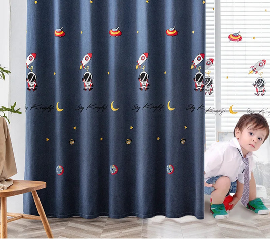 Rideau pour chambre d'enfant avec motif spatial bleu foncé, idéal pour décorer l'espace avec des dessins de fusées, d'astronautes et d'étoiles. Parfait pour stimuler l'imaginaire des petits passionnés de l'univers et créer une ambiance ludique et relaxante dans la chambre. Accessoire décoratif attractif pour les jeunes explorateurs.