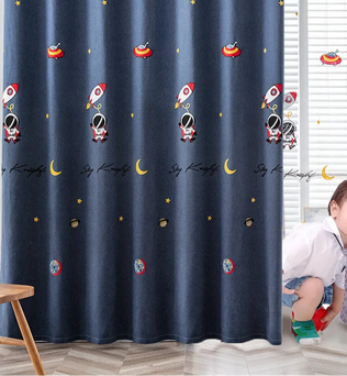 Rideau pour chambre d'enfant avec motif spatial bleu foncé, idéal pour décorer l'espace avec des dessins de fusées, d'astronautes et d'étoiles. Parfait pour stimuler l'imaginaire des petits passionnés de l'univers et créer une ambiance ludique et relaxante dans la chambre. Accessoire décoratif attractif pour les jeunes explorateurs.