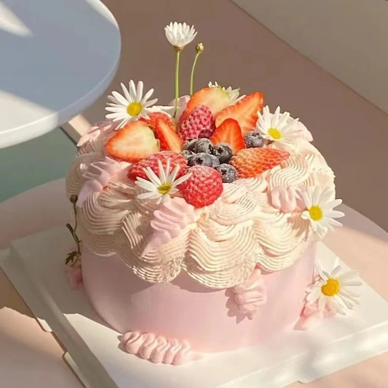 faux gâteau décoratif fraises fleurs anniversaire mariage fête décoration vitrine