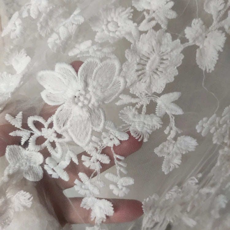 tissu dentelle fleurs feuilles polyester nylon blanc motifs relief translucide