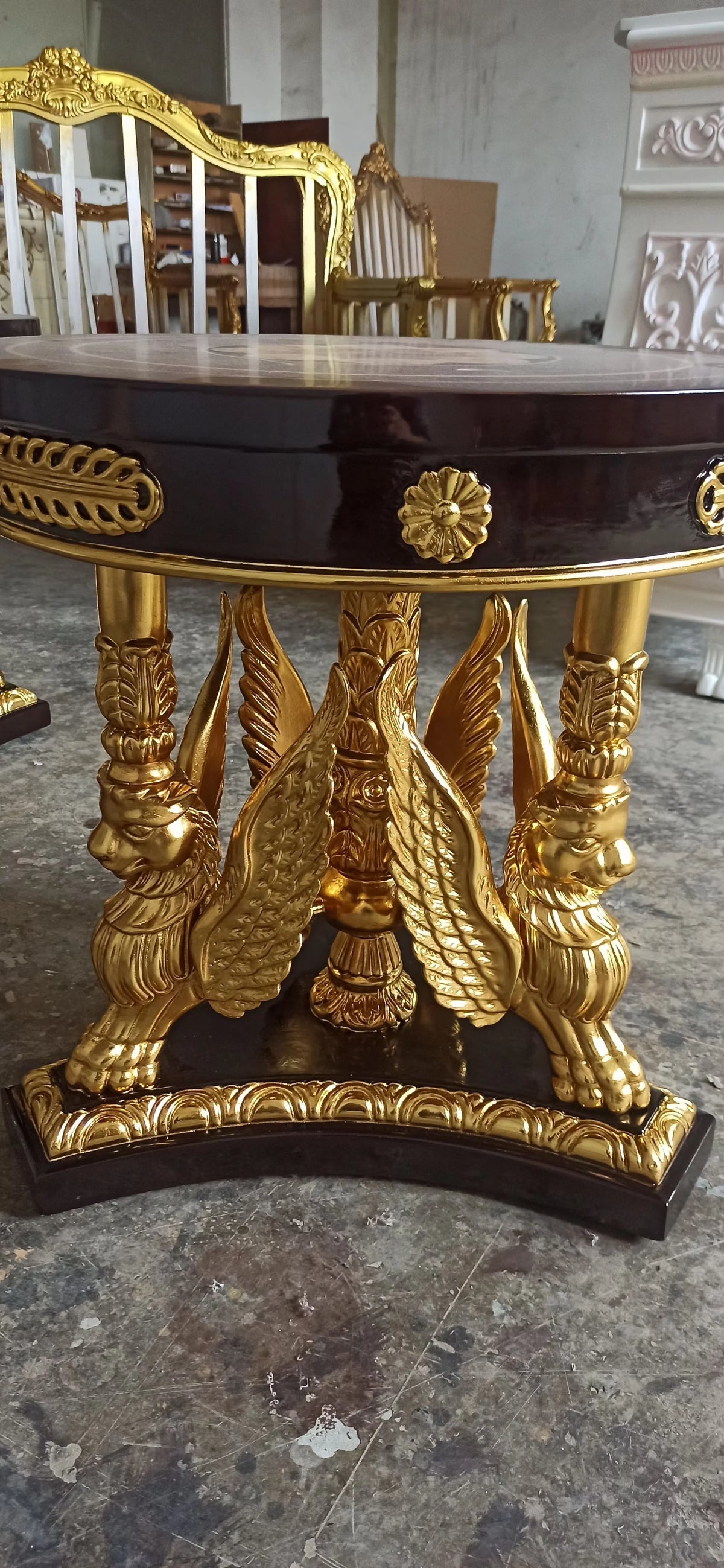 table basse bois clair baroque sculptée ornements dorés
