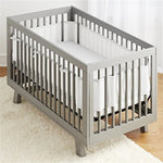 barrière lit bébé blanc gris protection lattes velcro ajustable moderne minimaliste