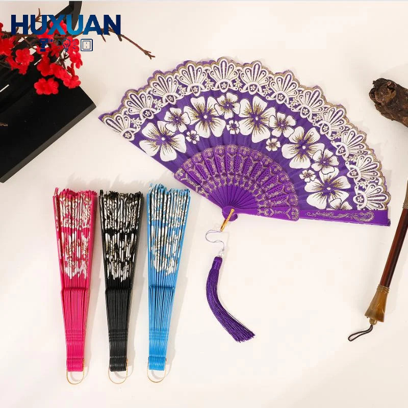 éventail pliant violet fleurs blanches dentelle pompons élégants classique ornemental blanc violet rouge bleu